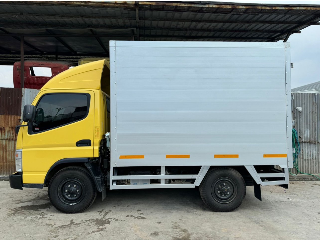 Harga Box Aluminium FE 71 N untuk Distribusi Barang Kering dan Retail